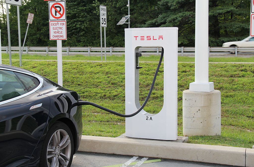 Sta in plaats daarvan op Beroemdheid baan Tesla-rijder heeft extra steun nodig' - Elektrische rijder ontdekt dat hij  op gas rijdt - Foodlog