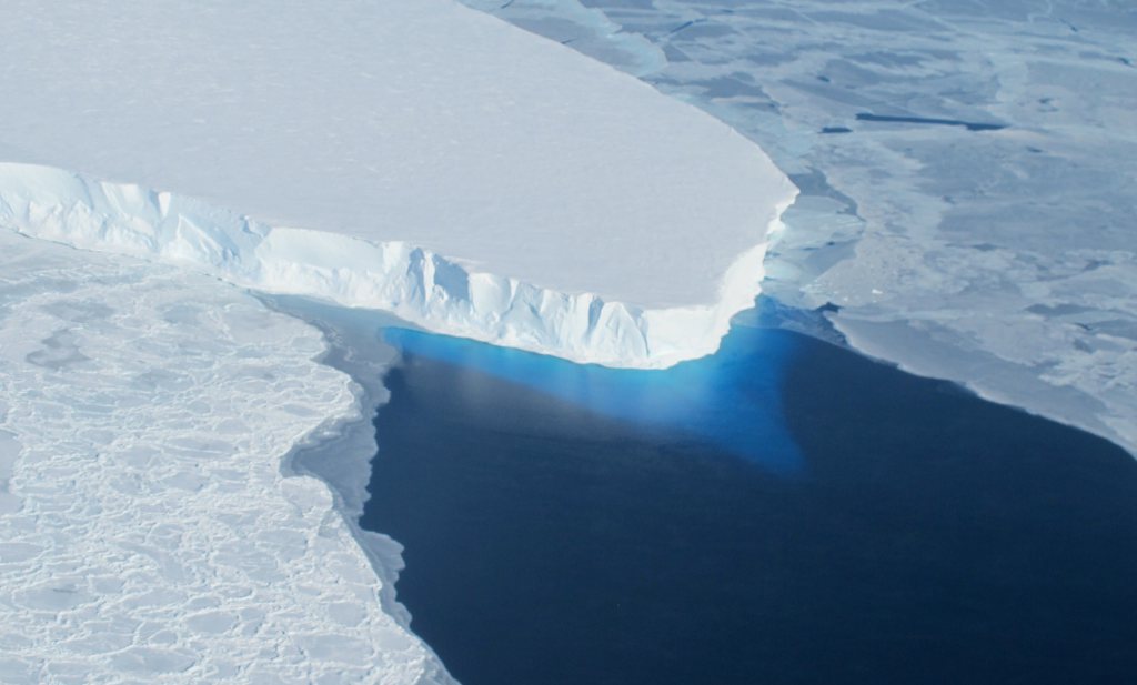 Onder het gletsjerijs van Antarctica holt warm water het ijs van alle kanten uit