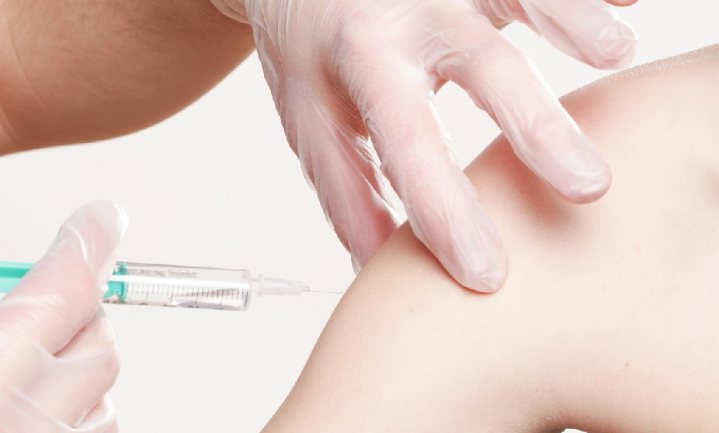 Niet straffen maar ‘nudgen’ om de vaccinatiegraad te verhogen
