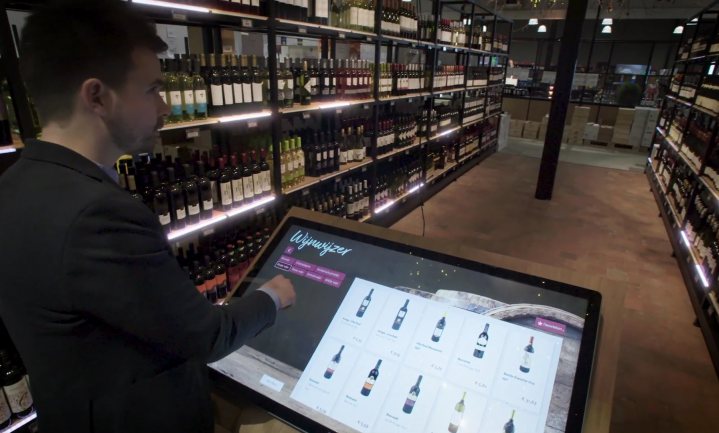 Slim wijnrek integreert internettechnologie en winkelvloer