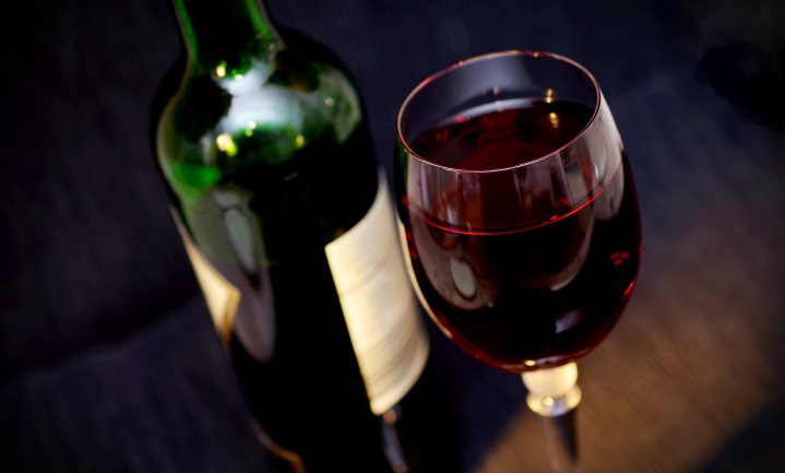 Vooral rode wijn krijgt schuld van migraineaanval, maar het lijkt nogal overdreven