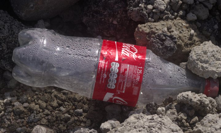 Coca-Cola en The Ocean Cleanup halen samen plastic uit rivieren